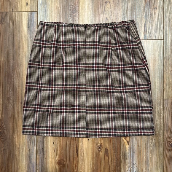 Love On A Hanger Plaid Mini Skirt Size 5 Maroon and Tan Plaid - Picture 2 of 6